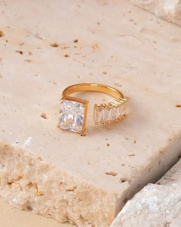 Anel Ajustavel Realce Cravejado em Pedra