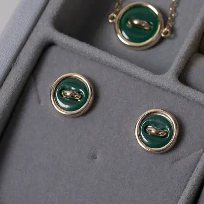 Brinco botão resina Verde