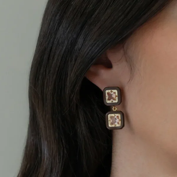 brinco duplo resina marrom