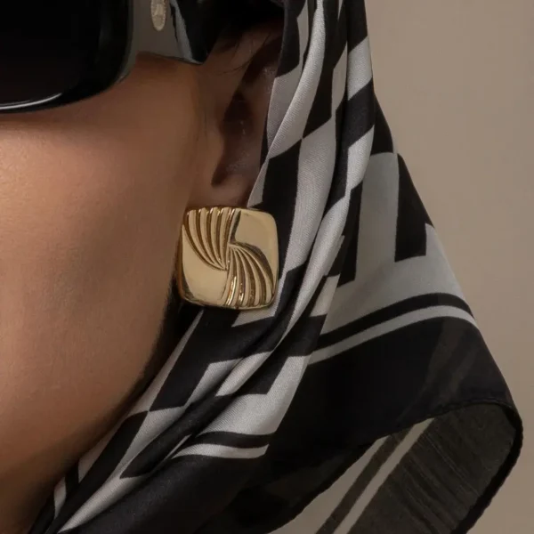 Brinco Texturizado Quadrado Ouro 18k e Ródio