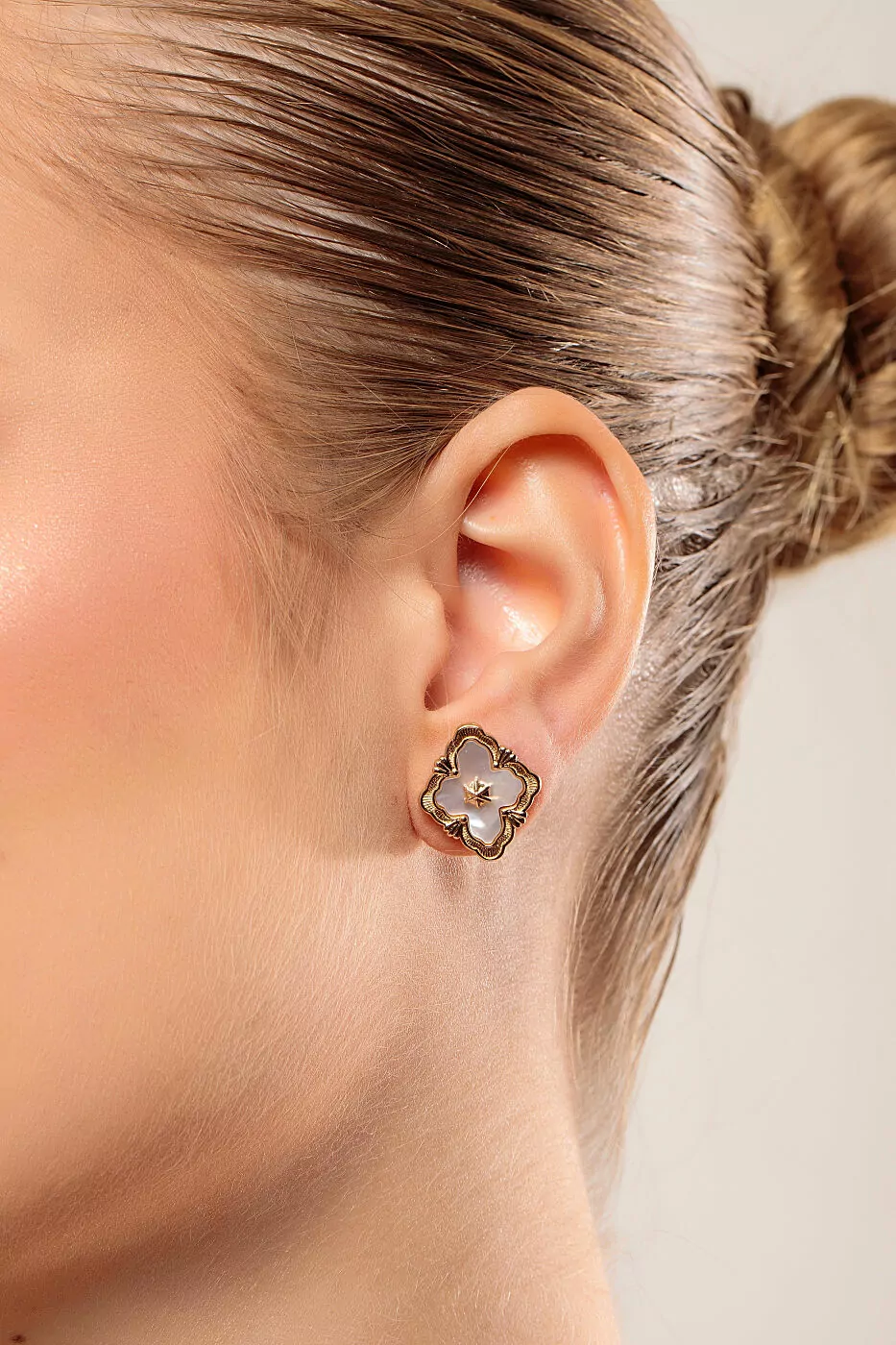 Brinco LV Trevo Madrepérola Vintage Banhado em Ouro 18K_cartpanda_181071648