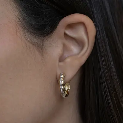 Argola com fileira microcravejada