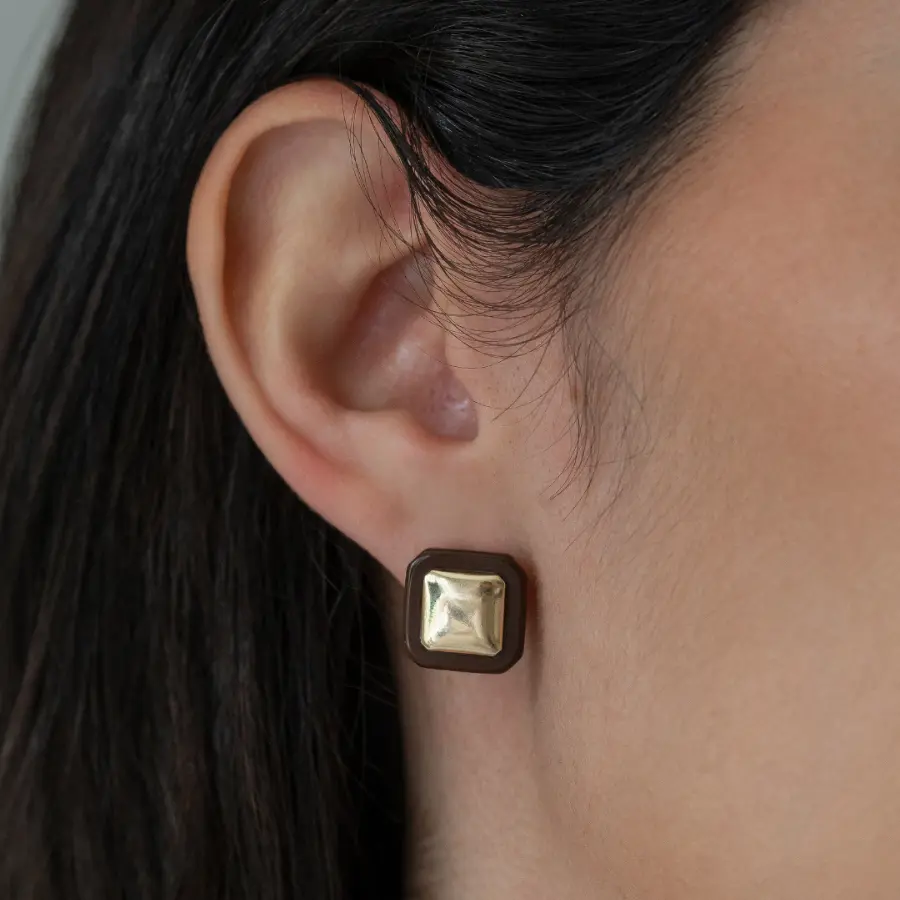 Brinco quadrado resina marrom