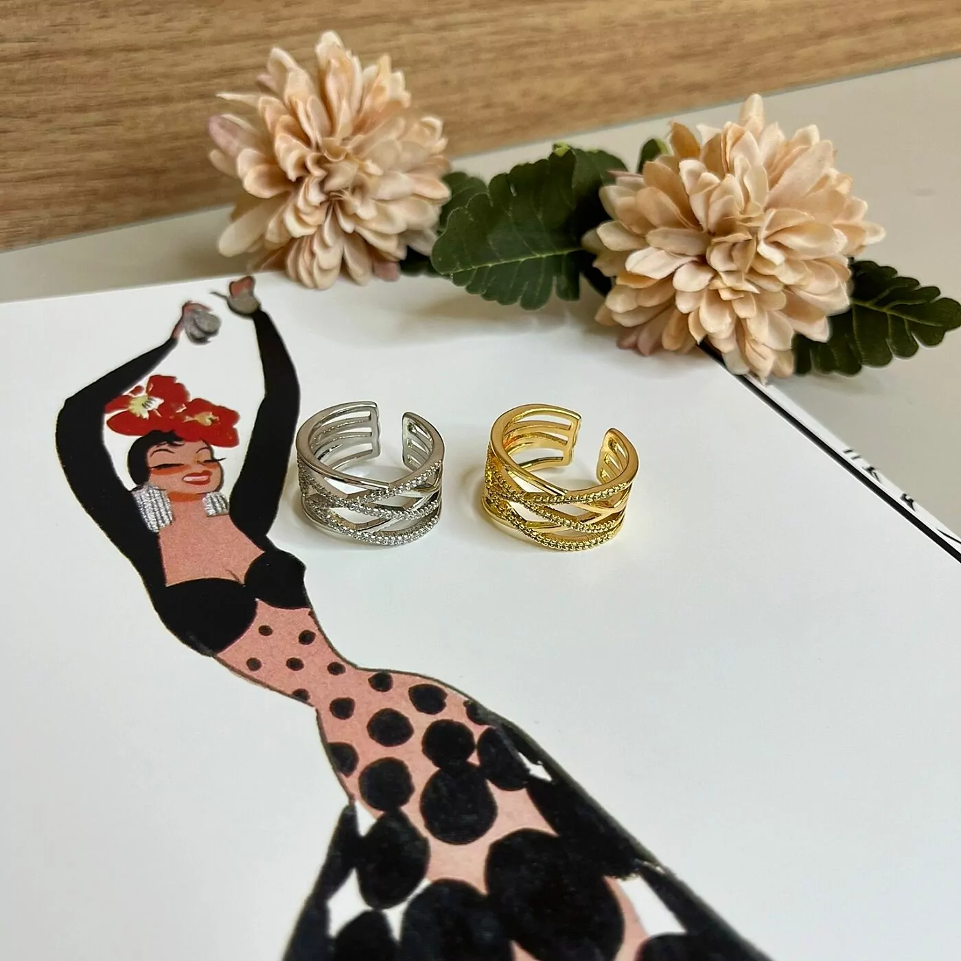 Anel Entrelaçado com Linhas Cravejadas em Zircônia Cristal Banhado Ródio