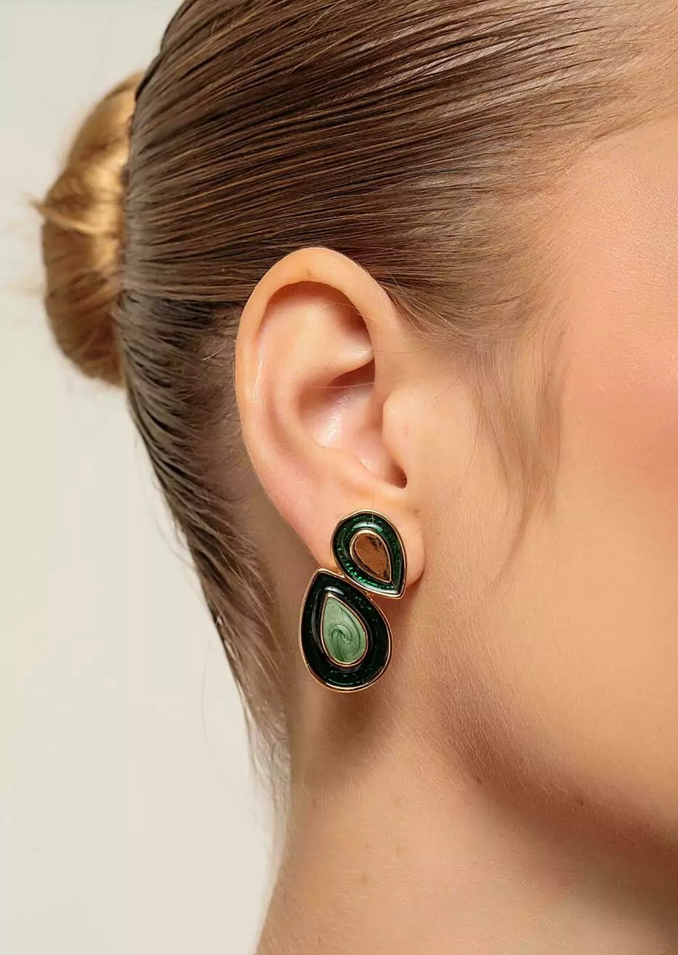 Brinco Esmaltado Gotas em Verde Banhado em Ouro 18K Pino em Prata 925 - Imagem 2