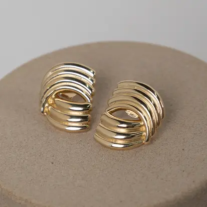 Brinco texturizado 7 garras Ouro 18k