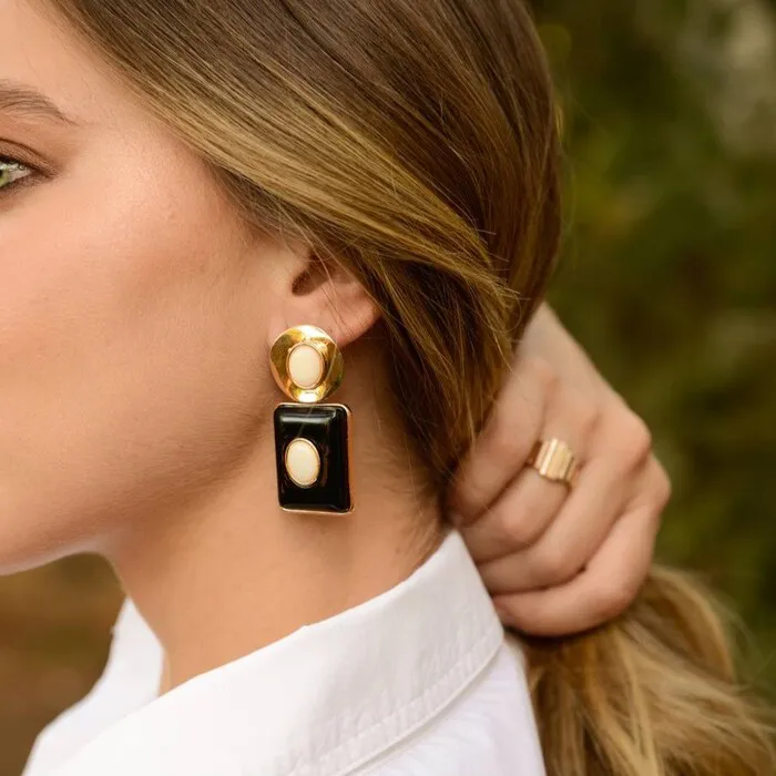 Brinco Duo Geométrico Black and White Banhado a Ouro 18k