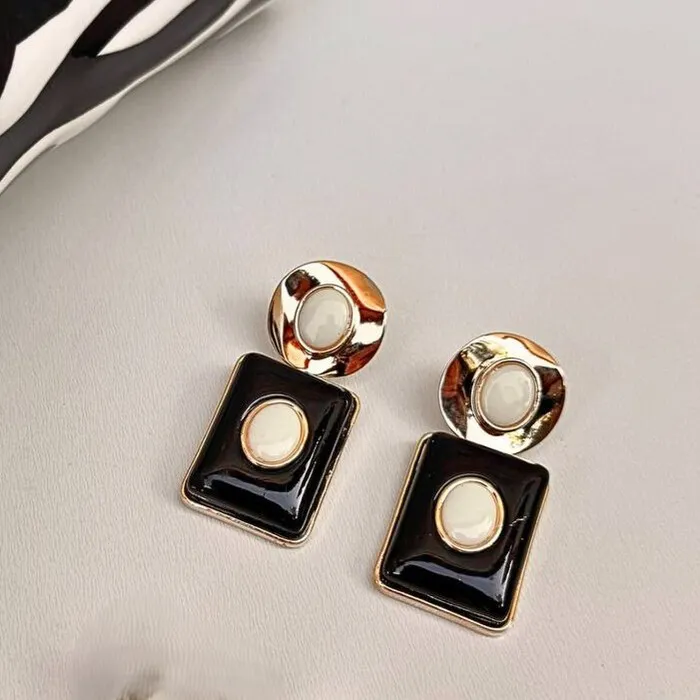 Brinco Duo Geométrico Black and White Banhado a Ouro 18k - Imagem 3