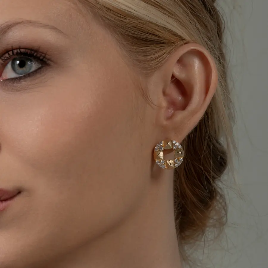 Brinco texturizado cravejado ouro