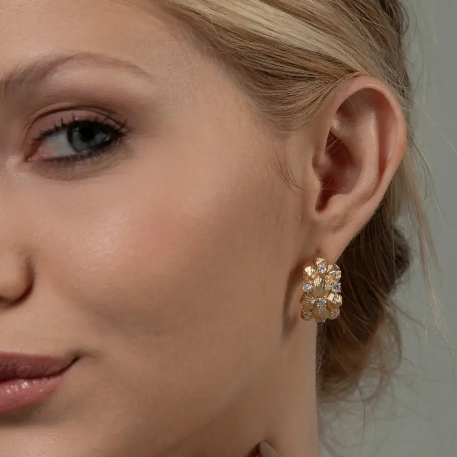 brinco texturizado com zircônias